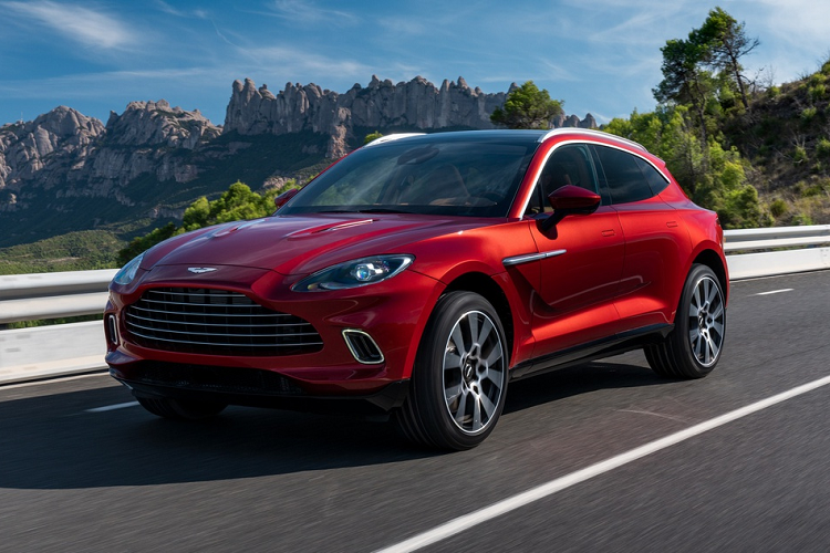 Tương tự, mẫu xe SUV đầu tiên của hãng là Aston Martin DBX cũng được trang bị khối động cơ V8 twin turbo M177, tuy nhiên công suất được tinh chỉnh lên mức tối đa 550 mã lực cùng mô-men xoắn cực đại 700 Nm. Đặc biệt hơn, DBX không sử dụng hộp số 8 cấp do ZF gia công mà sử dụng hộp số 9 cấp 9G-TRONIC do Daimler – công ty mẹ của Mercedes-Benz, chế tạo.