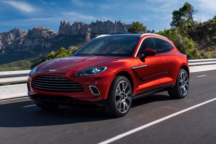 Tương tự, mẫu xe SUV đầu tiên của hãng là Aston Martin DBX cũng được trang bị khối động cơ V8 twin turbo M177, tuy nhiên công suất được tinh chỉnh lên mức tối đa 550 mã lực cùng mô-men xoắn cực đại 700 Nm. Đặc biệt hơn, DBX không sử dụng hộp số 8 cấp do ZF gia công mà sử dụng hộp số 9 cấp 9G-TRONIC do Daimler – công ty mẹ của Mercedes-Benz, chế tạo.