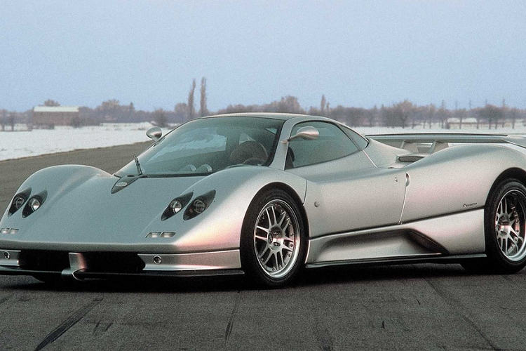 Pagani: Tất cả phiên bản của dòng xe Pagani Zonda đều sử dụng khối động cơ V12 của Mercedes-Benz. Mẫu xe đầu tiên ra mắt vào năm 1999 - chiếc Zonda C12, sử dụng khối động cơ V12 dung tích 6.0L sản sinh công suất tối đa 400 mã lực hoặc 450 mã lực cùng mô-men xoắn 550-640 Nm.