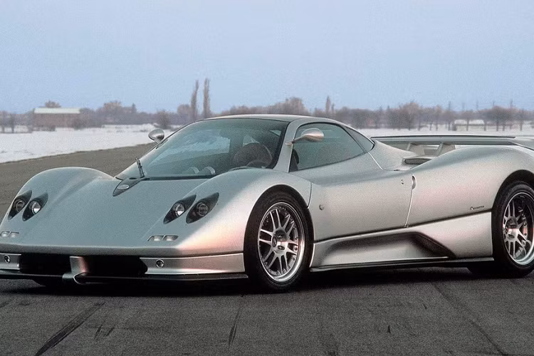 Pagani: Tất cả phiên bản của dòng xe Pagani Zonda đều sử dụng khối động cơ V12 của Mercedes-Benz. Mẫu xe đầu tiên ra mắt vào năm 1999 - chiếc Zonda C12, sử dụng khối động cơ V12 dung tích 6.0L sản sinh công suất tối đa 400 mã lực hoặc 450 mã lực cùng mô-men xoắn 550-640 Nm.