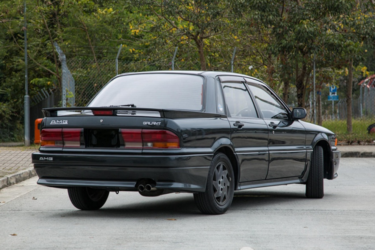 Phiên bản độ với số lượng giới hạn được dựa trên nền tảng của chiếc Galant GTi-16v đời 1989. Các kỹ sư đã tinh chỉnh nhẹ khối động cơ I4 dung tích 2.0L để đạt công suất tối đa 170 mã lực mà không sử dụng công nghệ tăng áp turbo. Ngoài ra, Mitsubishi AMG Galant còn được trang bị thêm bộ bodykit đặc biệt, mâm đúc và nội thất bọc da thật.