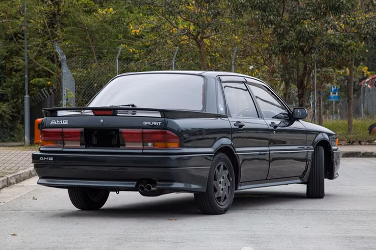 Phiên bản độ với số lượng giới hạn được dựa trên nền tảng của chiếc Galant GTi-16v đời 1989. Các kỹ sư đã tinh chỉnh nhẹ khối động cơ I4 dung tích 2.0L để đạt công suất tối đa 170 mã lực mà không sử dụng công nghệ tăng áp turbo. Ngoài ra, Mitsubishi AMG Galant còn được trang bị thêm bộ bodykit đặc biệt, mâm đúc và nội thất bọc da thật.