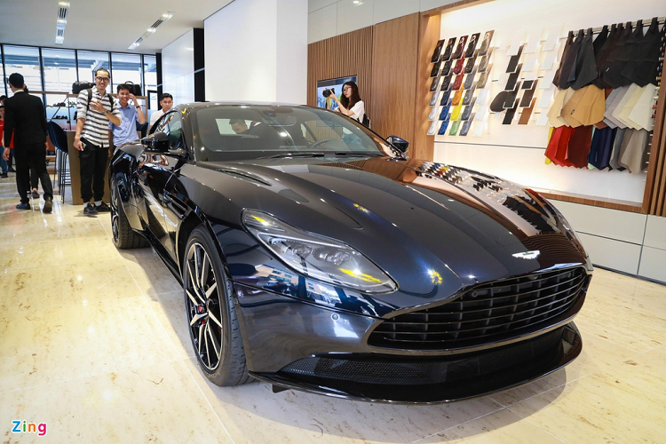Aston Martin: Hãng xe đến từ Anh Aston Martin cũng chia sẻ nhiều công nghệ với Mercedes-Benz và Mercedes-AMG. Hiện nay, các mẫu xe như DB11, DB11 Volante phiên bản V8 và Vantage, Vantage Roadster đều đang sử dụng khối động cơ lắp ráp thủ công M177, vốn cũng đang được trang bị trên các dòng xe hiệu suất cao AMG C 63 hay AMG E 63…
