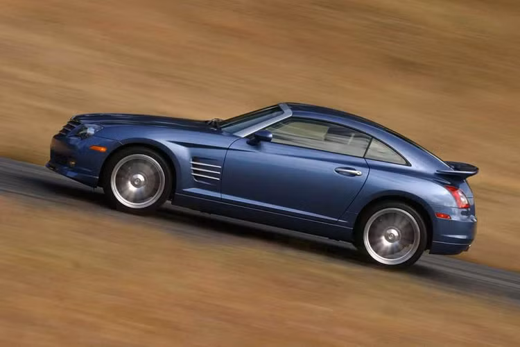 Mặc dù mang thương hiệu nổi tiếng SRT - Street &amp; Racing Technology, Chrysler Crossfire SRT-6 không sử dụng khối động cơ V8 HEMI nổi tiếng mà thay vào đó là khối động cơ M112 dung tích 3.2L siêu nạp của AMG. Khối động cơ này cũng được trang bị trên các mẫu SLK 32 AMG và C 32 AMG lúc bấy giờ. Chrysler Crossfire SRT-6 có công suất tối đa 335 mã lực và mô-men xoắn cực đại 420 Nm.