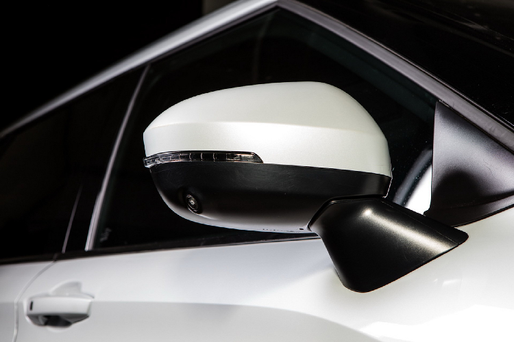 Mitsubishi Outlander 2021 có kích thước lớn hơn đời xe cũ, số đo dài x rộng x cao lần lượt 4.709 x 1.862 x 1.748 mm. Chiều dài cơ sở cũng được mở rộng 35 mm thành 2.705 mm. Điều này giúp không gian nội thất của mẫu SUV 7 chỗ trở nên rộng rãi hơn.