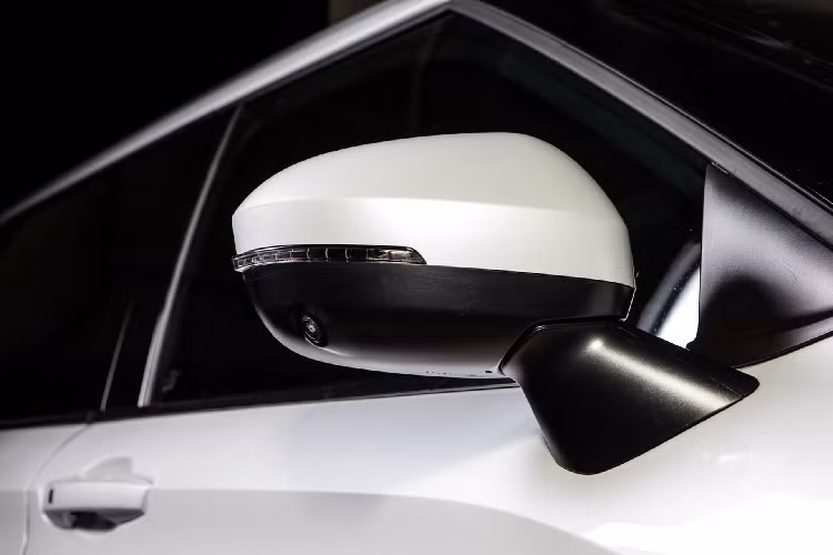 Mitsubishi Outlander 2021 có kích thước lớn hơn đời xe cũ, số đo dài x rộng x cao lần lượt 4.709 x 1.862 x 1.748 mm. Chiều dài cơ sở cũng được mở rộng 35 mm thành 2.705 mm. Điều này giúp không gian nội thất của mẫu SUV 7 chỗ trở nên rộng rãi hơn.