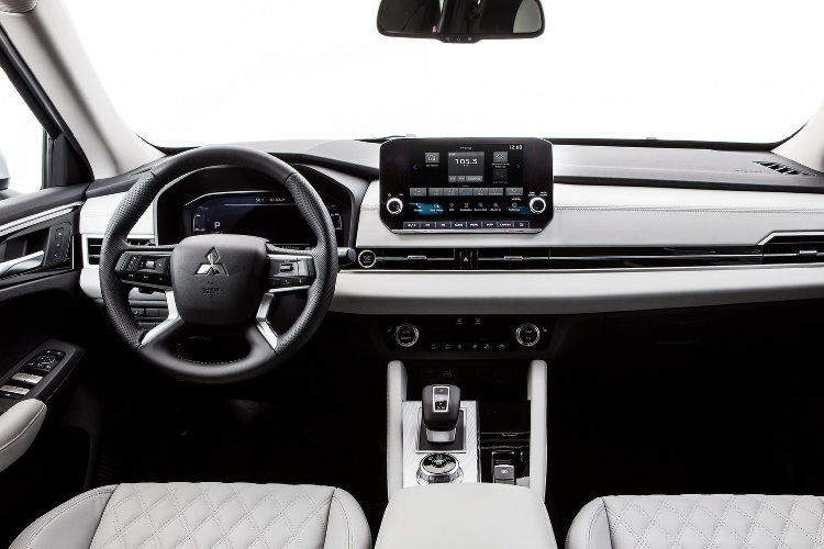 Nội thất của Outlander 2021 được nâng cấp hiện đại và cao cấp hơn. Bảng táp-lô mang thiết kế tối giản theo phương ngang, cụm màn hình thông tin giải trí nay bố trí cao hơn, tách rời khỏi khu vực trung tâm như ở đời xe trước.