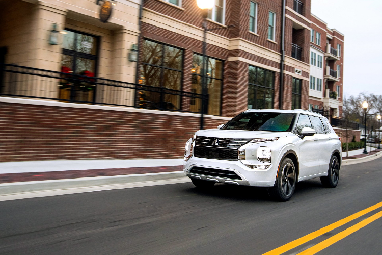 Xe dự kiến được bán ra đầu tiên tại Bắc Mỹ vào tháng 4 tới đây. Mức giá xe Mitsubishi Outlander 2021 khởi điểm cho từ 26.990 USD (tương đương khoảng hơn 622 triệu đồng).