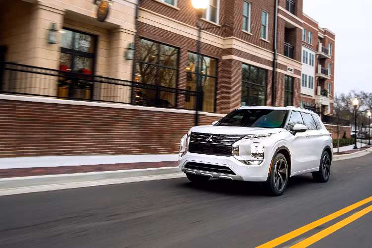 Xe dự kiến được bán ra đầu tiên tại Bắc Mỹ vào tháng 4 tới đây. Mức giá xe Mitsubishi Outlander 2021 khởi điểm cho từ 26.990 USD (tương đương khoảng hơn 622 triệu đồng).