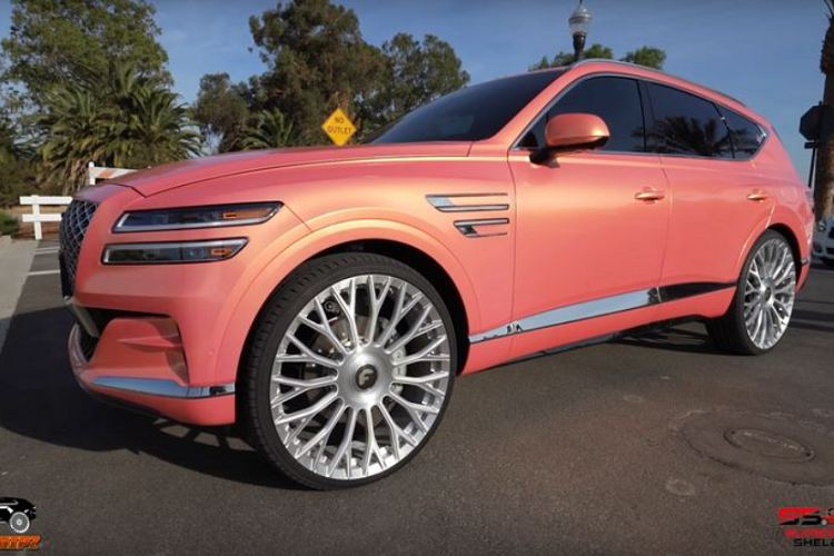 Để tăng thêm sức hấp dẫn cho chiếc xe, chủ nhân còn yêu cầu lắp đặt thêm các cửa sổ bảo mật, hệ thống âm thanh "xịn xò" với các loa siêu trầm. Đặc biệt, chiếc Genesis GV80 độ sang chảnh này được trang bị bầu trời đầy sao giống như trên xe Rolls-Royce, chi tiết này giúp không gian bên trong xe trở nên sang trọng hơn.