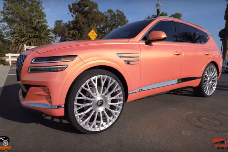 Để tăng thêm sức hấp dẫn cho chiếc xe, chủ nhân còn yêu cầu lắp đặt thêm các cửa sổ bảo mật, hệ thống âm thanh "xịn xò" với các loa siêu trầm. Đặc biệt, chiếc Genesis GV80 độ sang chảnh này được trang bị bầu trời đầy sao giống như trên xe Rolls-Royce, chi tiết này giúp không gian bên trong xe trở nên sang trọng hơn.