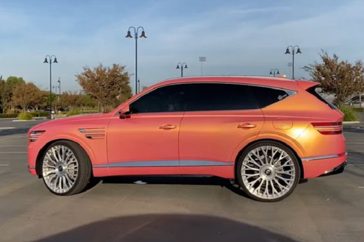 Trong đó, hàng ghế thứ 2 sẽ là tâm điểm của xe với hàng loạt trang bị tiện nghi cao cấp nhất như bệ tì tay cỡ lớn, ghế có tính năng làm mát/sưởi/massage, bộ đôi màn hình giải trí riêng có thể hiển thị độc lập, bộ điều khiển cảm ứng có hỗ trợ nhận dang chữ viết bằng tay, các cổng kết nối điện thoại và sạc thông minh. Tất nhiên, cả 6 ghế và toàn bộ không gian nội thất trên xe đều được bọc da cao cấp.