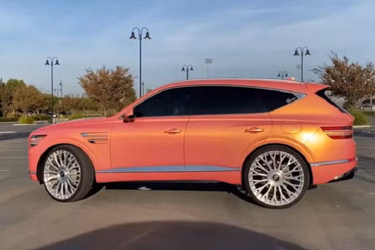 Trong đó, hàng ghế thứ 2 sẽ là tâm điểm của xe với hàng loạt trang bị tiện nghi cao cấp nhất như bệ tì tay cỡ lớn, ghế có tính năng làm mát/sưởi/massage, bộ đôi màn hình giải trí riêng có thể hiển thị độc lập, bộ điều khiển cảm ứng có hỗ trợ nhận dang chữ viết bằng tay, các cổng kết nối điện thoại và sạc thông minh. Tất nhiên, cả 6 ghế và toàn bộ không gian nội thất trên xe đều được bọc da cao cấp.