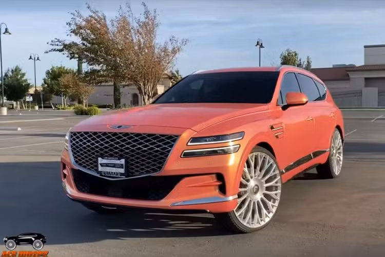 Đối với trường hợp trong bài, Genesis GV80 thế hệ mới đã được "lột xác" nhờ lớp bọc màu hồng đào ngọt ngào, các chi tiết màu xám tương phản và bộ la-zăng 26 inch hiệu Forgiato. Có thể thấy tổng thể chiếc SUV trông cao cấp và ấn tượng hơn hẳn.