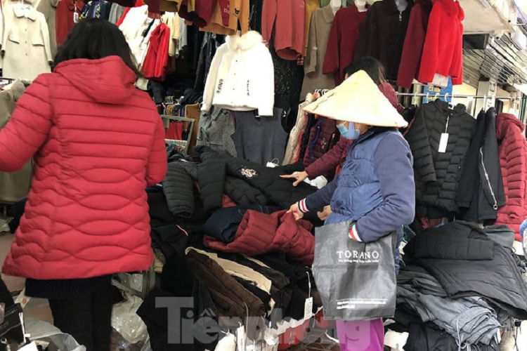 Hầu hết các cửa hàng quần áo đều bày quần áo ấm ra mặt tiền để bán trong những ngày rét đậm như hiện nay