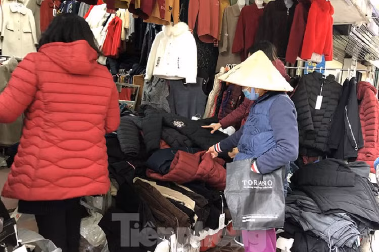 Hầu hết các cửa hàng quần áo đều bày quần áo ấm ra mặt tiền để bán trong những ngày rét đậm như hiện nay
