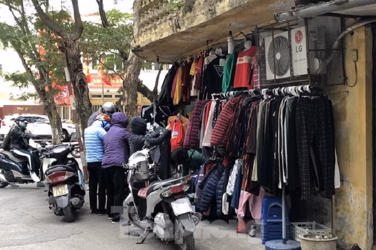 Các khu vực xung quanh cửa hàng đều được tận dụng để treo quần áo ấm 