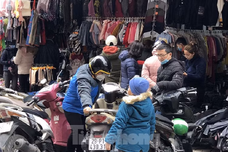 Quan ao am gia re do tran via he Ha Noi nhung ngay gia ret