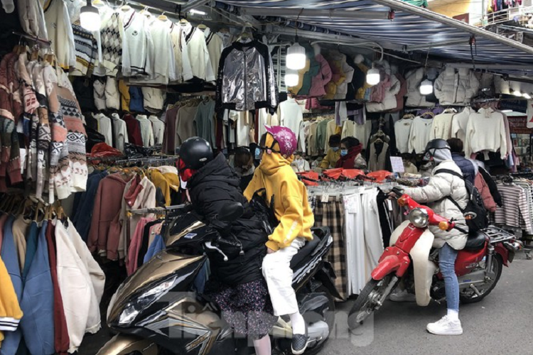 Trời càng rét, lượng khách đến các cửa hàng quần áo ngày càng đông