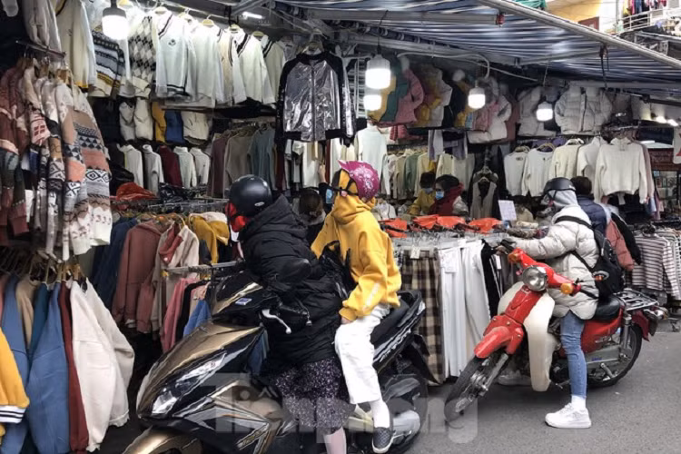 Trời càng rét, lượng khách đến các cửa hàng quần áo ngày càng đông
