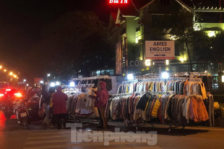 Thậm chí, quần áo ấm còn được treo trên các xe đẩy, bán dạo trên các tuyến phố 