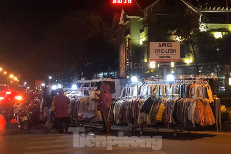 Thậm chí, quần áo ấm còn được treo trên các xe đẩy, bán dạo trên các tuyến phố 