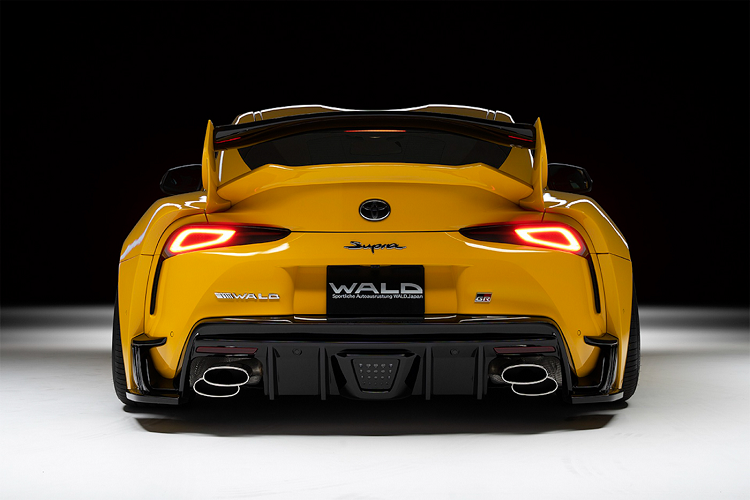 Nhằm tạo vẻ liền mạch cũng như giúp hài hòa đường nét với gói độ thân rộng, Wald đã lắp đặt cho xe phần nắp capo mới với những đường nét giản đơn, không quá phức tạp như chi tiết được chế tạo bởi một số hãng độ khác. Khác với Liberty Walk, thương hiệu Wald mở rộng hốc bánh trước bằng cách thay thế toàn bộ các chi tiết xung quanh, bao gồm cả vè ốp bánh trước. Chính từ đây đã đem đến một vẻ giản đơn hơn cho bản độ, không có quá nhiều chi tiết đồ sộ.