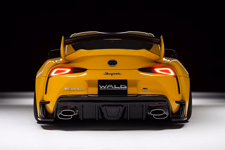 Nhằm tạo vẻ liền mạch cũng như giúp hài hòa đường nét với gói độ thân rộng, Wald đã lắp đặt cho xe phần nắp capo mới với những đường nét giản đơn, không quá phức tạp như chi tiết được chế tạo bởi một số hãng độ khác. Khác với Liberty Walk, thương hiệu Wald mở rộng hốc bánh trước bằng cách thay thế toàn bộ các chi tiết xung quanh, bao gồm cả vè ốp bánh trước. Chính từ đây đã đem đến một vẻ giản đơn hơn cho bản độ, không có quá nhiều chi tiết đồ sộ.