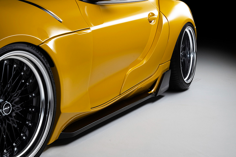 Phần bánh sau của xe được ốp với vè ốp thân rộng gắn liền không có đinh tán, viền cửa cũng được ốp tấm nhựa liền mạch với phần vè ốp. Thân xe cũng được bổ sung thêm một tấm líp hông phẳng và được vót thẳng ở vè bánh sau của xe. Phần ốp hông xe cũng được sửa đổi với những đường nét gợn cong tạo hình ấn tượng, từ đây tạo diện mạo hấp dẫn cho xe.