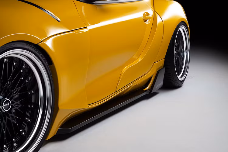 Phần bánh sau của xe được ốp với vè ốp thân rộng gắn liền không có đinh tán, viền cửa cũng được ốp tấm nhựa liền mạch với phần vè ốp. Thân xe cũng được bổ sung thêm một tấm líp hông phẳng và được vót thẳng ở vè bánh sau của xe. Phần ốp hông xe cũng được sửa đổi với những đường nét gợn cong tạo hình ấn tượng, từ đây tạo diện mạo hấp dẫn cho xe.