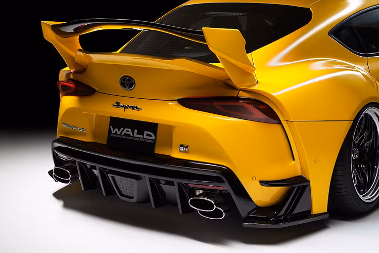 Cản sau của xe được sửa đổi với bộ khuếch tán mới cực lớn cùng đèn nháy cảnh báo giống với những chiếc xe đua F1. Hệ thống xả kép của xe được thiết kế xếp theo tầng ở hai bên cản. Xe được lắp đặt tới hai cánh gió bao gồm một cánh gió gắn liền lên viền cốp sau và một cánh gió cỡ lớn giúp hoàn thiện diện mạo ấn tượng của bản độ.