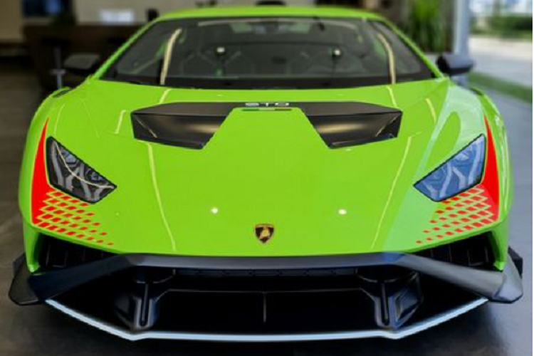 "Trái tim" của Lamborghini Huracan STO là khối động cơ hút khí tự nhiên V10 5.2L sản sinh công suất tối đa 640 mã lực và mô-men xoắn cực đại 565 Nm. Siêu xe chỉ cần 3 giây để chạy nước rút từ 0 - 100 km/h trước khi cán tốc độ tối đa 310 km/h. 
