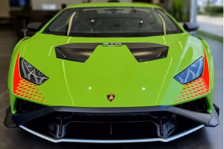 "Trái tim" của Lamborghini Huracan STO là khối động cơ hút khí tự nhiên V10 5.2L sản sinh công suất tối đa 640 mã lực và mô-men xoắn cực đại 565 Nm. Siêu xe chỉ cần 3 giây để chạy nước rút từ 0 - 100 km/h trước khi cán tốc độ tối đa 310 km/h. 