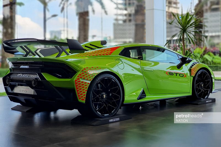 Ở thời điểm hiện tại, chưa rõ giá xe Lamborghini Huracan STO chính hãng tại đất nước Chùa Tháp là bao nhiêu nhưng tại Thái Lan, siêu xe Ý có giá khởi điểm lên tới từ 29,99 triệu Baht (khoảng 23 tỷ đồng).