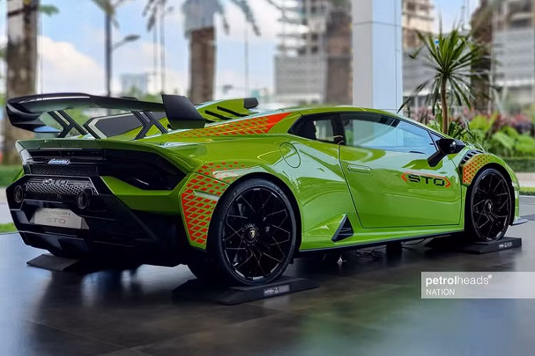 Ở thời điểm hiện tại, chưa rõ giá xe Lamborghini Huracan STO chính hãng tại đất nước Chùa Tháp là bao nhiêu nhưng tại Thái Lan, siêu xe Ý có giá khởi điểm lên tới từ 29,99 triệu Baht (khoảng 23 tỷ đồng).