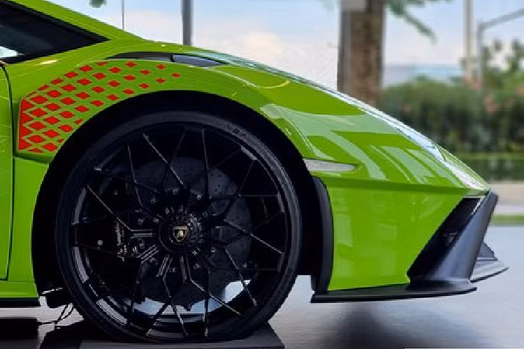 Bộ cánh xanh lá càng ấn tượng hơn khi có các điểm nhấn màu đỏ ở phần đầu, bên hông và phía đuôi. Làm tròn diện mạo hầm hố, cá tính của "siêu bò" là bộ mâm đa chấu được thiết kế phức tạp và sơn đen bóng.