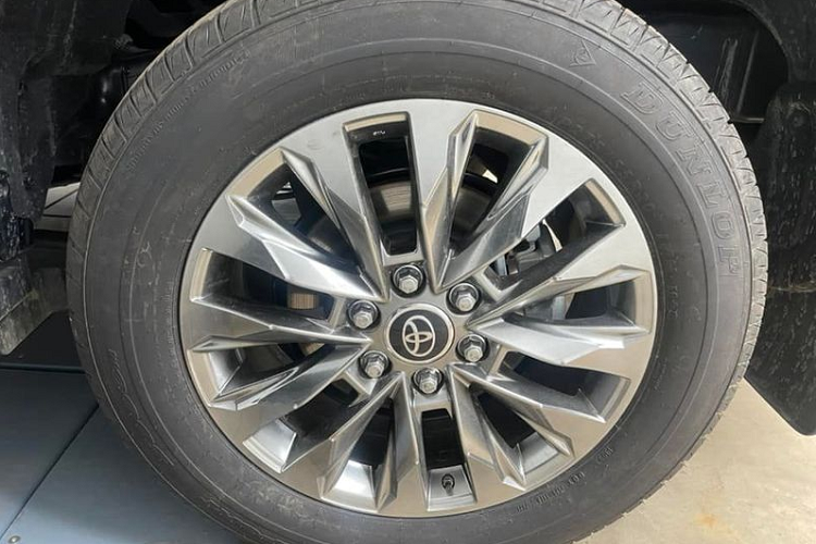 Toyota Land Cruiser thế hệ mới đã ra mắt thị trường Việt Nam vào đầu tháng 7 năm nay với giá niêm yết 4,06 tỷ đồng, tuy nhiên, mọi khách hàng muốn nhận hàng sớm đều phải "mua bia kèm lạc", tốn thêm khoảng 500 triệu đồng nữa.