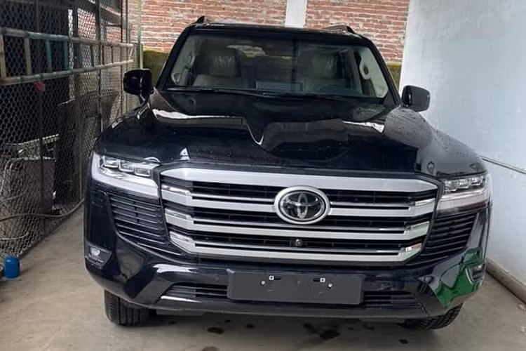 Vì mới chỉ di chuyển quãng đường hơn 600 km nên chiếc Toyota Land Cruiser LC300 2022 này gần như vẫn mới nguyên. Xe có màu đen và được chủ nhân rao bán với giá 5,2 tỷ đồng, đây chính là mức giá của xe sau khi lăn bánh cộng thêm 100 triệu đồng chi phí nâng cấp lên bộ mâm 20 inch và lốp xe Dunlop nhập khẩu từ Mỹ (mâm giống bản nhập Trung Đông).