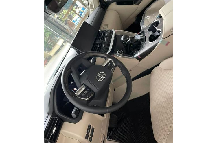 Ngoài ra, Land Cruiser 2022 còn được "lột xác" về thiết kế với lưới tản nhiệt cỡ lớn dạng thanh ngang nổi bật, cụm đèn chiếu sáng LED mảnh hơn, đèn hậu LED gọn gàng hơn và kiểu dáng tổng thể vuông vức, góc cạnh hơn.