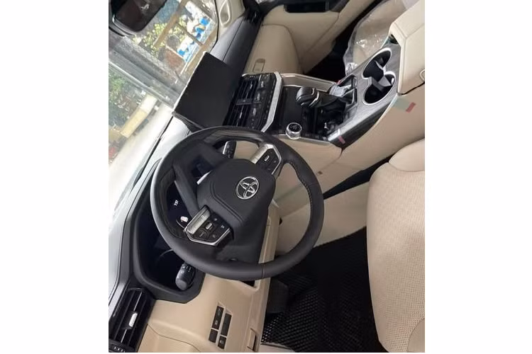 Ngoài ra, Land Cruiser 2022 còn được "lột xác" về thiết kế với lưới tản nhiệt cỡ lớn dạng thanh ngang nổi bật, cụm đèn chiếu sáng LED mảnh hơn, đèn hậu LED gọn gàng hơn và kiểu dáng tổng thể vuông vức, góc cạnh hơn.