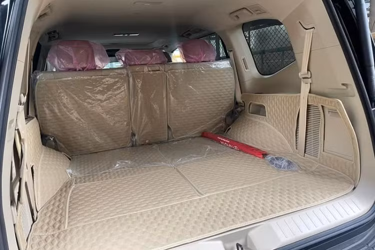 Vậy nên mức giá xe Toyota Land Cruiser 2022 được rao bán 5,2 tỷ đồng cũng dễ hiểu, nhất là khi xe hiện còn rất khan hàng, muốn nhận xe mới trước Tết là rất khó. Không chỉ riêng gì Việt Nam, thị trường toàn thế giới đều đang phải chịu cảnh không có Land Cruiser 2022 để bán, nhiều khách hàng đã chấp nhận đợi tới 4 năm mới được nhận xe.