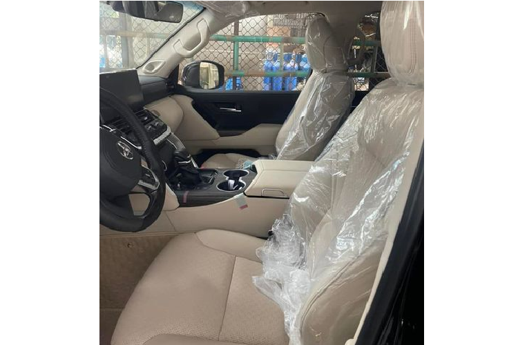 Sức hút của Land Cruiser 300 Series thế hệ mới đến từ nhiều yếu tố, bao gồm khung kiểu bậc thang cứng hơn 20% so với trước đây, kết hợp với nền tảng GA-F, điều này giúp chiếc SUV nhẹ hơn 200 kg so với thế hệ cũ, có trọng tâm thấp hơn và chất lượng hành trình tốt hơn nhờ hệ thống treo cải tiến (xương đòn kép phía trước, liên kết phía sau).