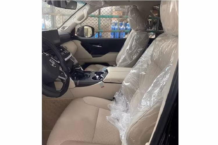 Sức hút của Land Cruiser 300 Series thế hệ mới đến từ nhiều yếu tố, bao gồm khung kiểu bậc thang cứng hơn 20% so với trước đây, kết hợp với nền tảng GA-F, điều này giúp chiếc SUV nhẹ hơn 200 kg so với thế hệ cũ, có trọng tâm thấp hơn và chất lượng hành trình tốt hơn nhờ hệ thống treo cải tiến (xương đòn kép phía trước, liên kết phía sau).