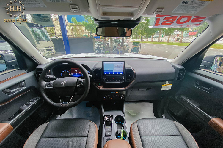 Ở cản trước, BMW M4 gây ấn tượng với thiết kế mạnh mẽ, 3 hốc gió phía dưới được nhấn mạnh đi kèm với lưới tản nhiệt hình “quả thận” trứ danh. Để phân biệt với các phiên bản khác, một logo “M4” nhỏ sẽ được đính trên lưới tản nhiệt. Phần đầu xe được bổ sung thêm líp gió được làm từ sợi carbon. Nguyên bản xe được trang bị cụm đèn pha HID tiêu chuẩn, chủ xe đã nâng cấp lên đèn Adaptive LED Headlight (đèn pha tự động thích ứng) với phạm vi chiếu sáng lên đến 350 mét và có thiết kế ấn tượng hơn.