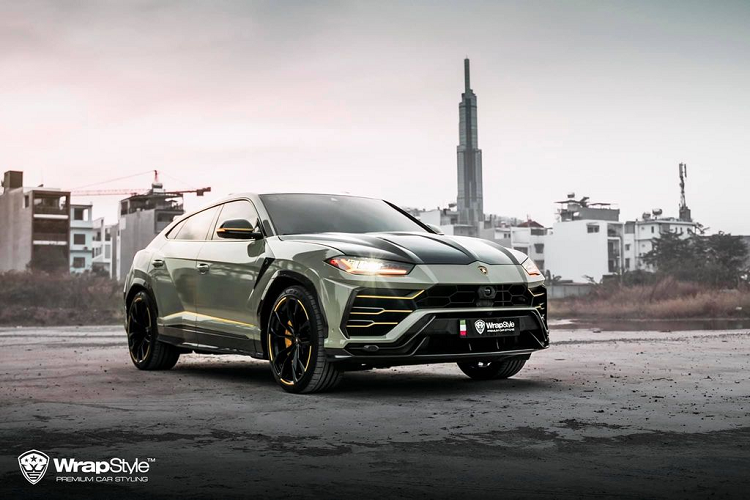 Một xưởng độ xe có tiếng tại TP.HCM mới đây vừa cho ra lò một chiếc siêu SUV Lamborghi Urus với gói độ từ thương hiệu TopCar Design vô cùng ấn tượng.