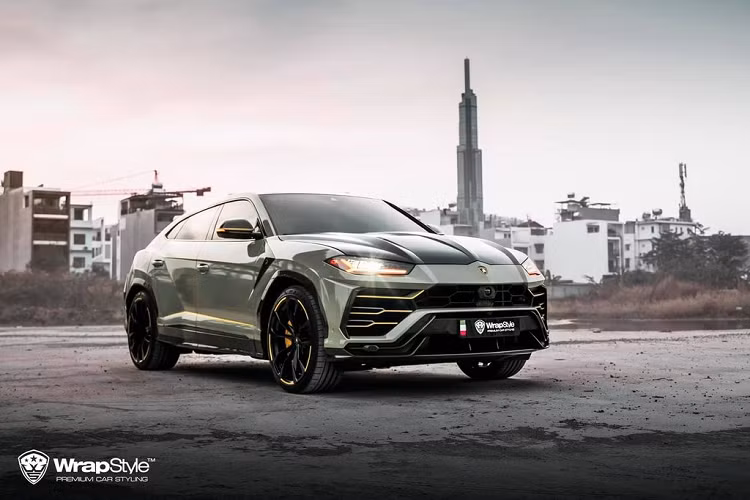 Một xưởng độ xe có tiếng tại TP.HCM mới đây vừa cho ra lò một chiếc siêu SUV Lamborghi Urus với gói độ từ thương hiệu TopCar Design vô cùng ấn tượng.