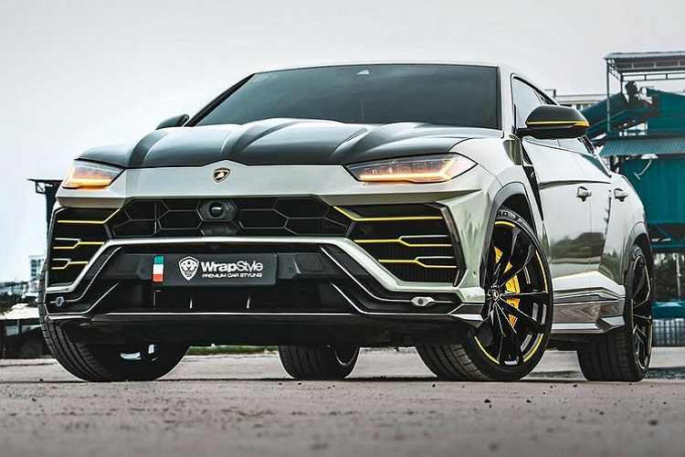 Những thay đổi đáng chú ý trên chiếc Lamborghi Urus độ TopCar Design này bao gồm màu sơn xanh quân đội mới thay cho màu vàng nguyên bản, nhiều chi tiết từ cản dưới phía trước, mâm xe, gương chiếu hậu, đường line trang trí thân xe và khe hút gió đều được sơn màu vàng tạo điểm nhấn.