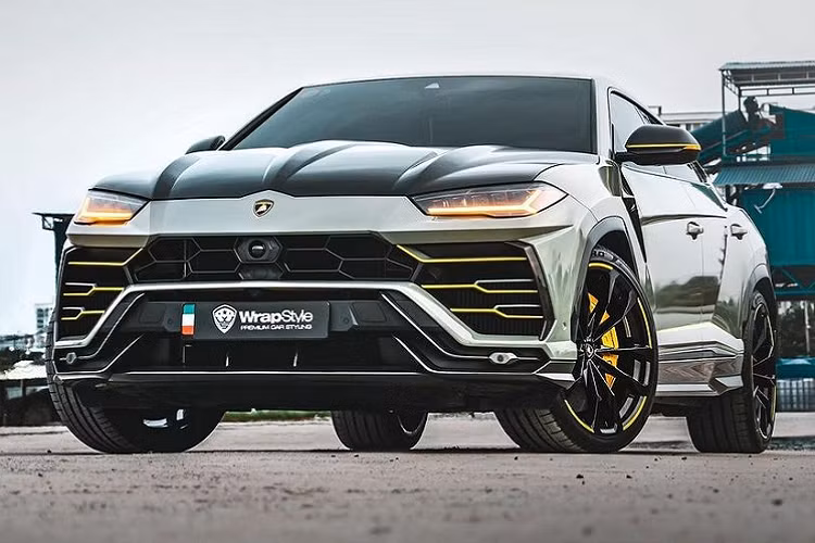 Những thay đổi đáng chú ý trên chiếc Lamborghi Urus độ TopCar Design này bao gồm màu sơn xanh quân đội mới thay cho màu vàng nguyên bản, nhiều chi tiết từ cản dưới phía trước, mâm xe, gương chiếu hậu, đường line trang trí thân xe và khe hút gió đều được sơn màu vàng tạo điểm nhấn.