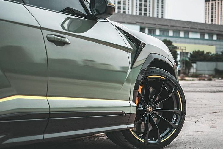 Theo quan sát trên hình, gói TopCar Design trên chiếc Lamborghi Urus này vẫn thiếu đi sự xuất hiện của một vài chi tiết đặc trưng như ốp hông, khuếch tản gió sau hay ốp cản trước...