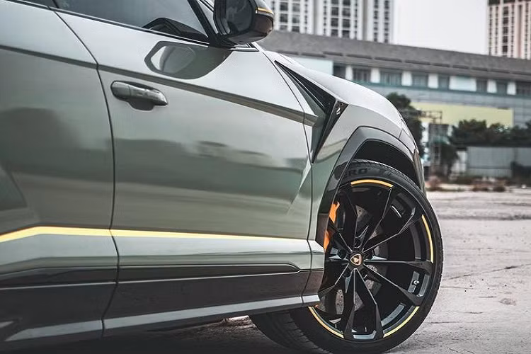 Theo quan sát trên hình, gói TopCar Design trên chiếc Lamborghi Urus này vẫn thiếu đi sự xuất hiện của một vài chi tiết đặc trưng như ốp hông, khuếch tản gió sau hay ốp cản trước...